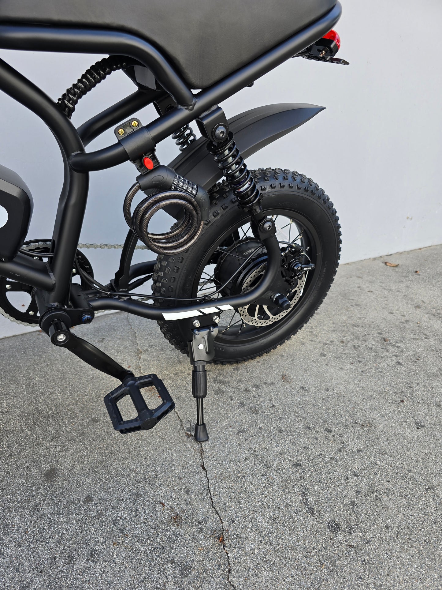 K6P BLACK: TEEN SIZE MOPED with APP Speed Control
