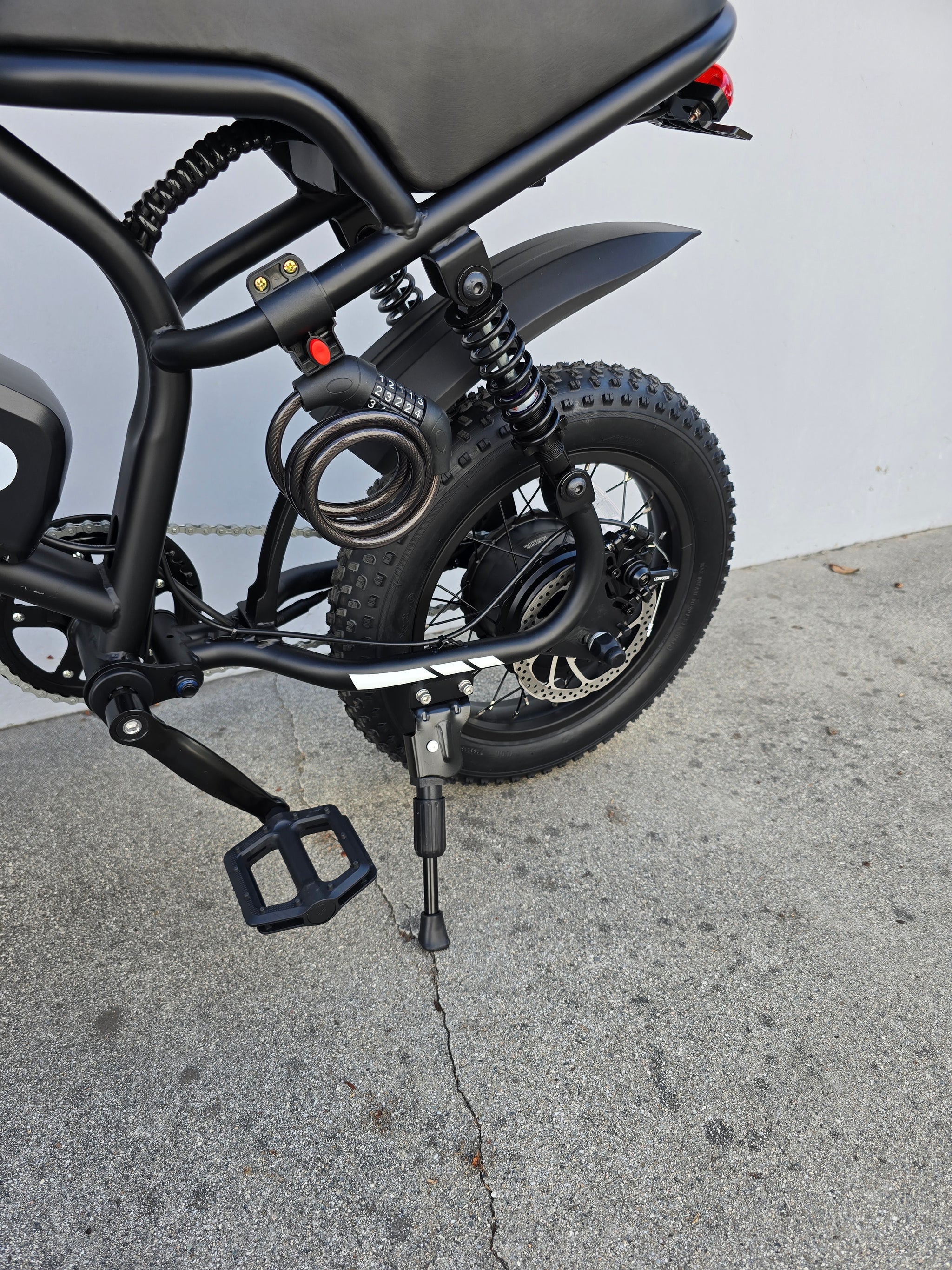 K6P BLACK: TEEN SIZE MOPED with APP Speed Control