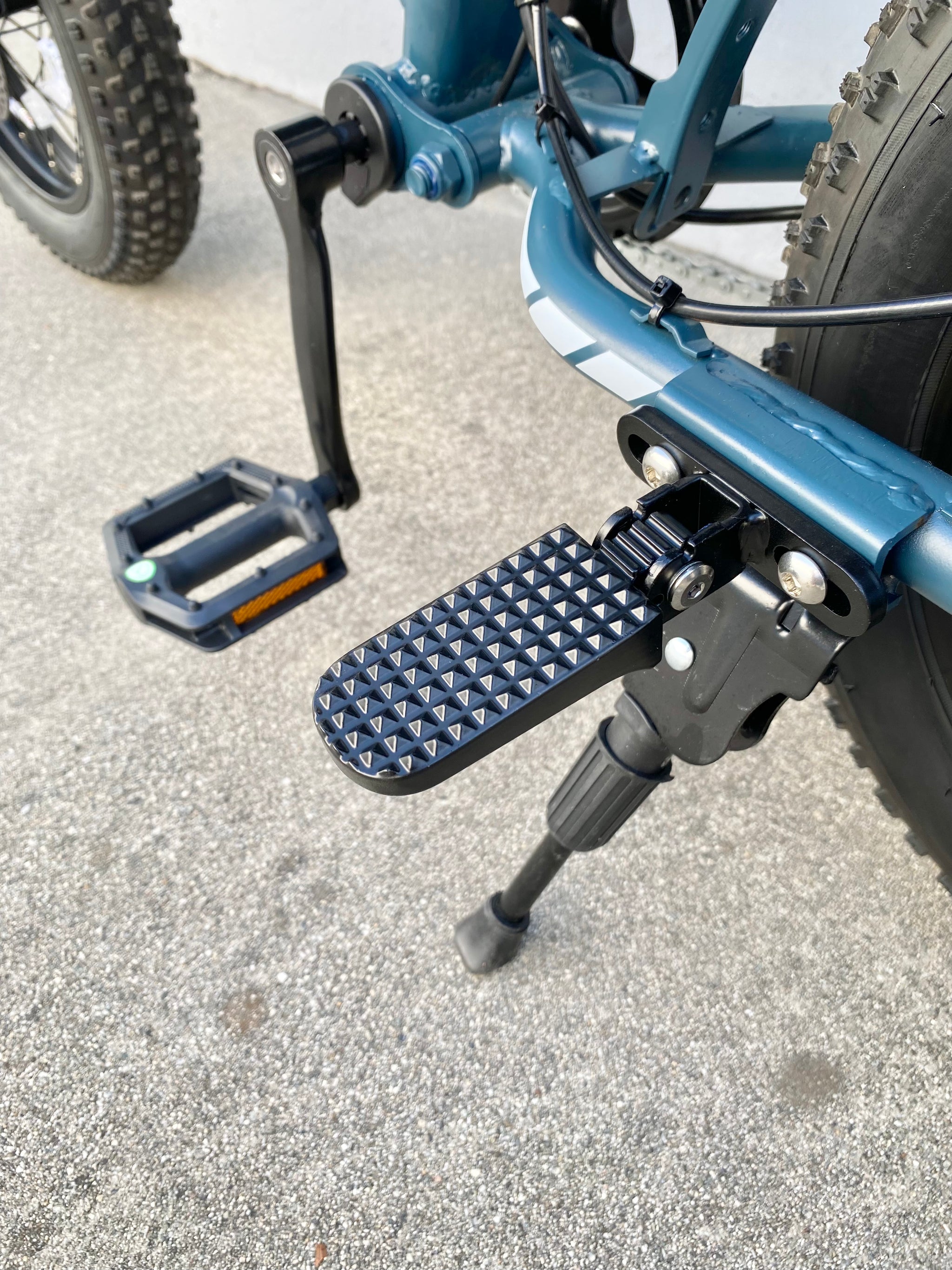 K6P BLUE: TEEN SIZE MOPED with APP Speed Control