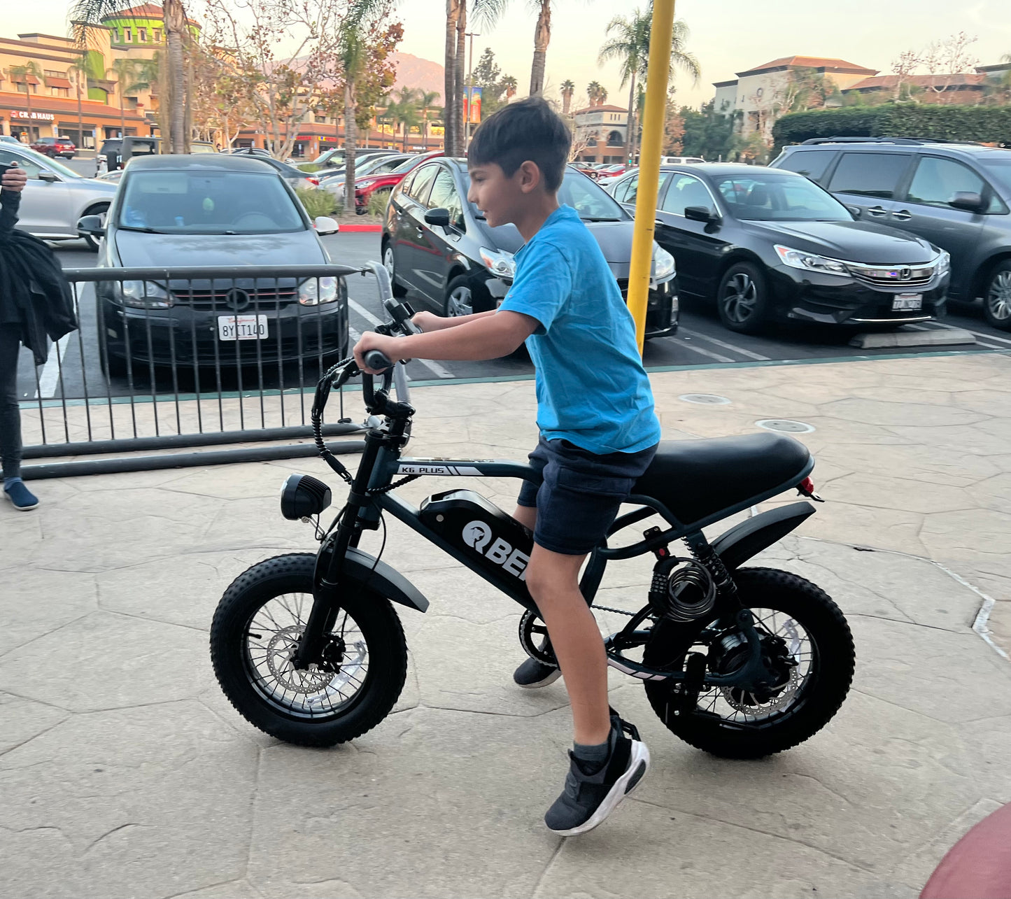 K6P BLACK: TEEN SIZE MOPED with APP Speed Control