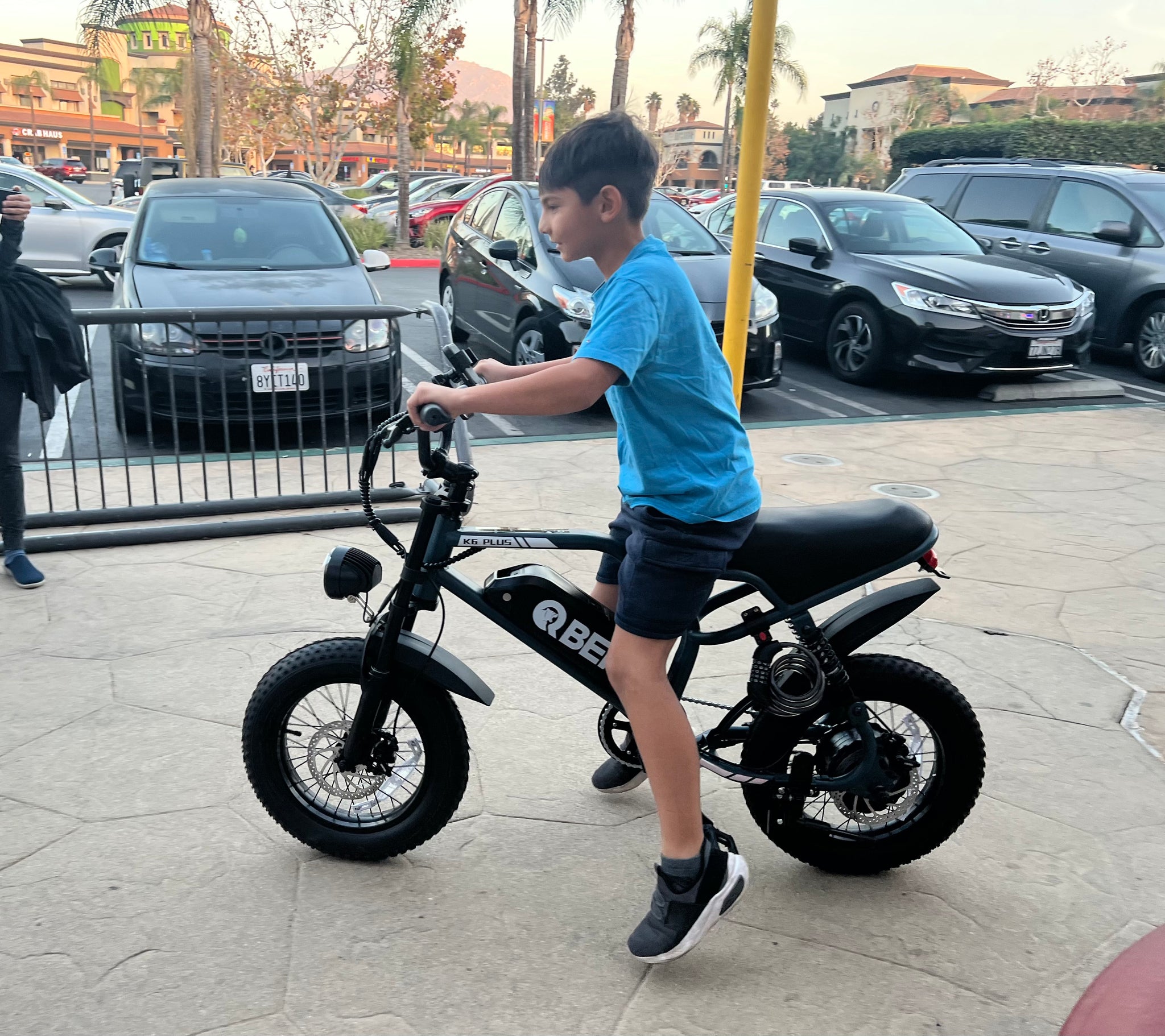K6P BLACK: TEEN SIZE MOPED with APP Speed Control